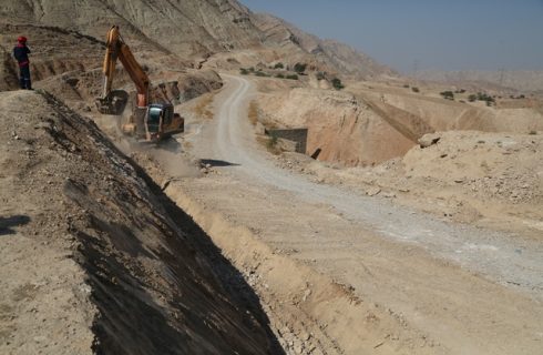 توسط شرکت بهره برداری نفت و گاز مسجدسلیمان عملیات اجرایی پروژه بهسازی و بازسازی جاده قدمگاه امام رضا (ع) مسجدسلیمان تا روستای پاگچ لَهبَری به طول ۵٫۶كیلومتر آغاز شد