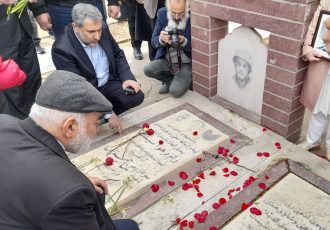 غبارروبی مزار شهدای شهرستان اهواز با حضور استاندار خوزستان