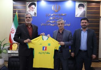 پیراهن تیم فوتبال صنعت نفت آبادان به مدیرعامل ایرنا اهدا شد