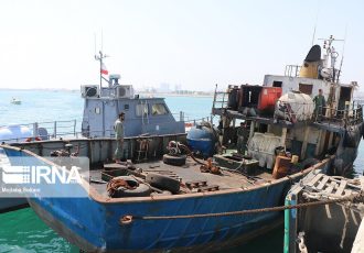کشف و تخلیه بیش از ۶۰۰ هزار لیتر سوخت قاچاق در انبار نفت منطقه آبادان 