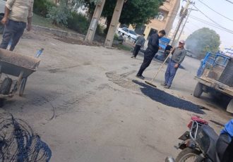 تداوم عملیات لکه‌گیری آسفالت در مناطق هشت‌بنگله، نفتون و دره اشکفت
