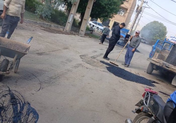 تداوم عملیات لکه‌گیری آسفالت در مناطق هشت‌بنگله، نفتون و دره اشکفت