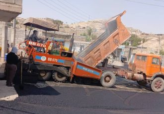 استمرار عملیات آسفالت مسیر نمره هشت به گلزار شهدای کلگه