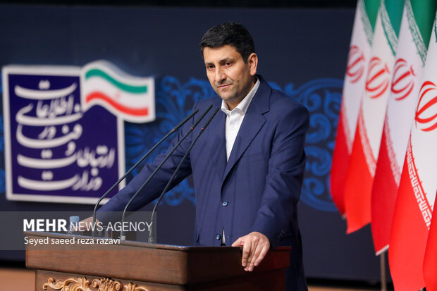 وزیر ارتباطات وارد یزد شد