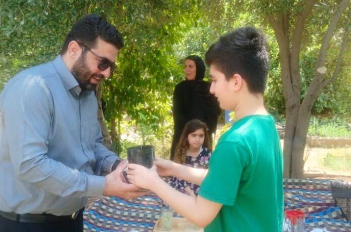 دیدار معاونت خدمات شهری شهرداری مسجدسلیمان با خانواده نمونه محیط زیست