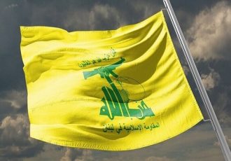 اهتزاز پرچم حزب‌الله بر بام ساختمان بلدیه
