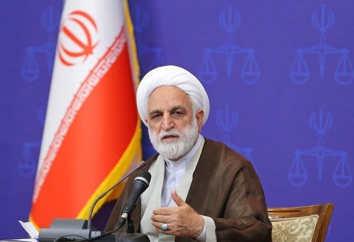 دشمن از هر طریق در حال وارد کردن فشار اقتصادی به کشور است